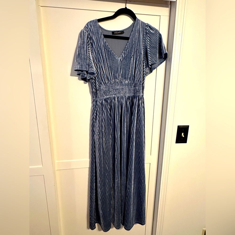 Cute flowy crushed velvet dress with pockets